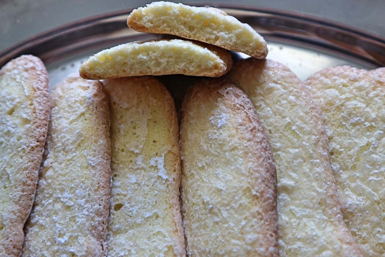 Löffelbiskuits selber backen – einfaches Rezept für Savoiardi-Kekse