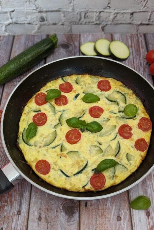 Zucchini-Omelett – Rezept mit Tomaten und Basilikum