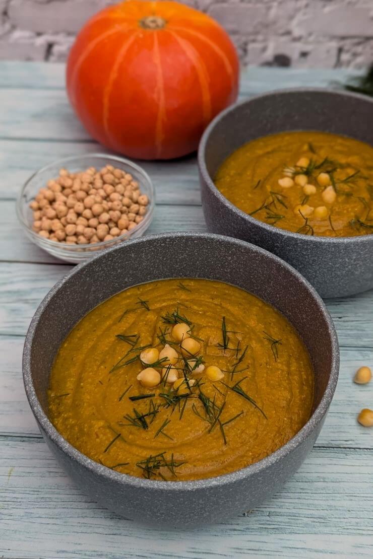 Cremige Kürbissuppe mit Kichererbsen