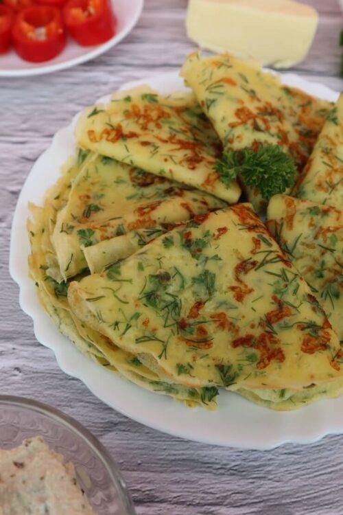 Kräuter-Käse-Blini – herzhafte Kräuterpfannkuchen mit Käse