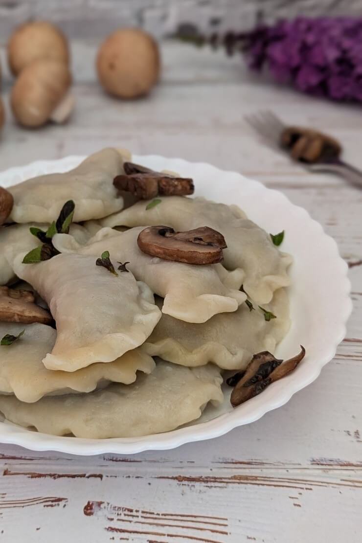 Gekochte Teigtaschen mit Champignons