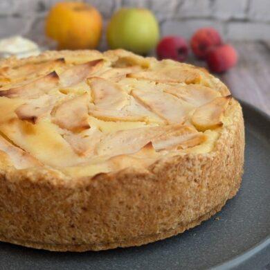 Apple cake with sour cream