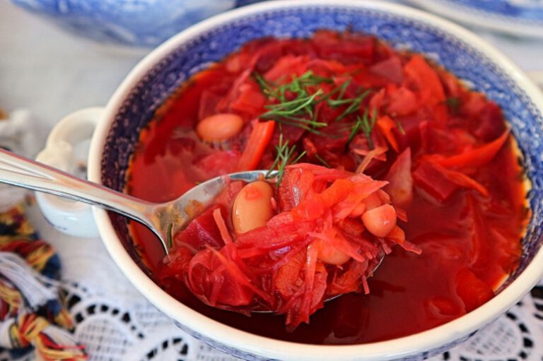 Vegetarian borscht: recipe with beans for Russian beetroot soup