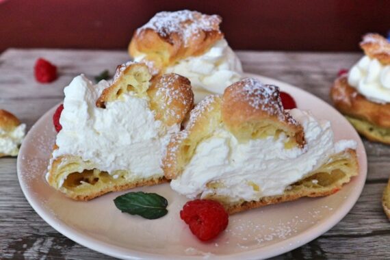 Windbeutel Rezept: mit Sahne gefüllte Profiterole selber machen