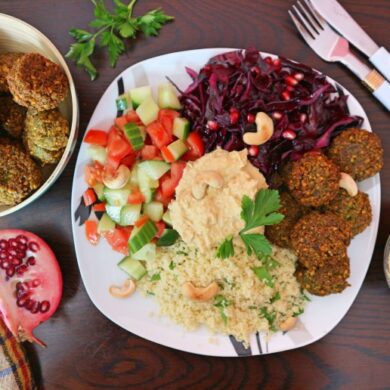 Falafel Bowl – recipe for oriental bowl with falafels, salad and hummus