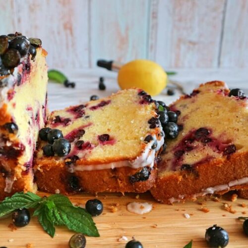 Black currant cake with kefir – quick summer cake recipe