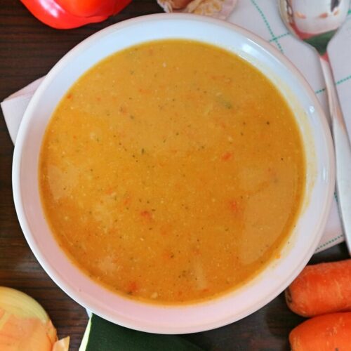 Pürierte Gemüsesuppe mit Kartoffeln kochen