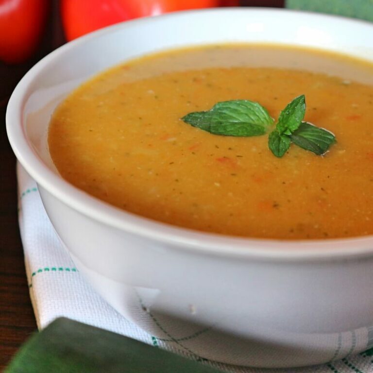 Pürierte Gemüsesuppe mit Kartoffeln kochen