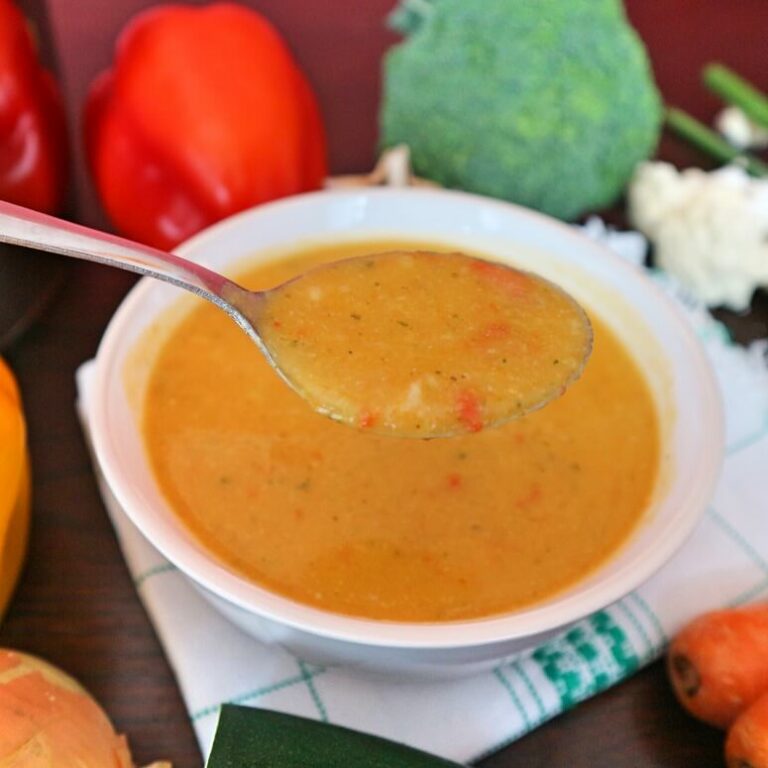 Pürierte Gemüsesuppe mit Kartoffeln kochen