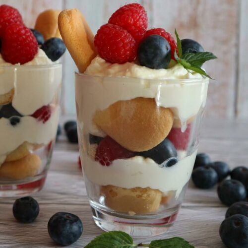 Dessert in glass with fruits and ladyfingers: for every season