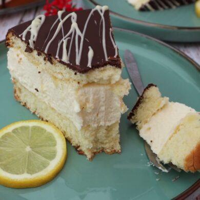 Biskuittorte mit Soufflé und Zitrone