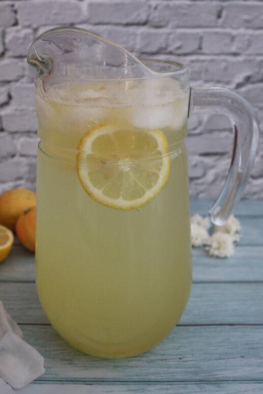 Zitronenlimonade selber machen – Rezept für prickelnden Klassiker