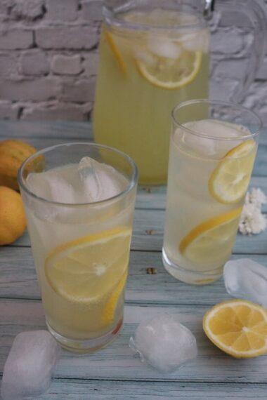 Zitronenlimonade selber machen – Rezept für prickelnden Klassiker