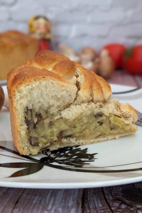 Russische Pirogge (Pirog) mit Kartoffel-Pilz-Füllung