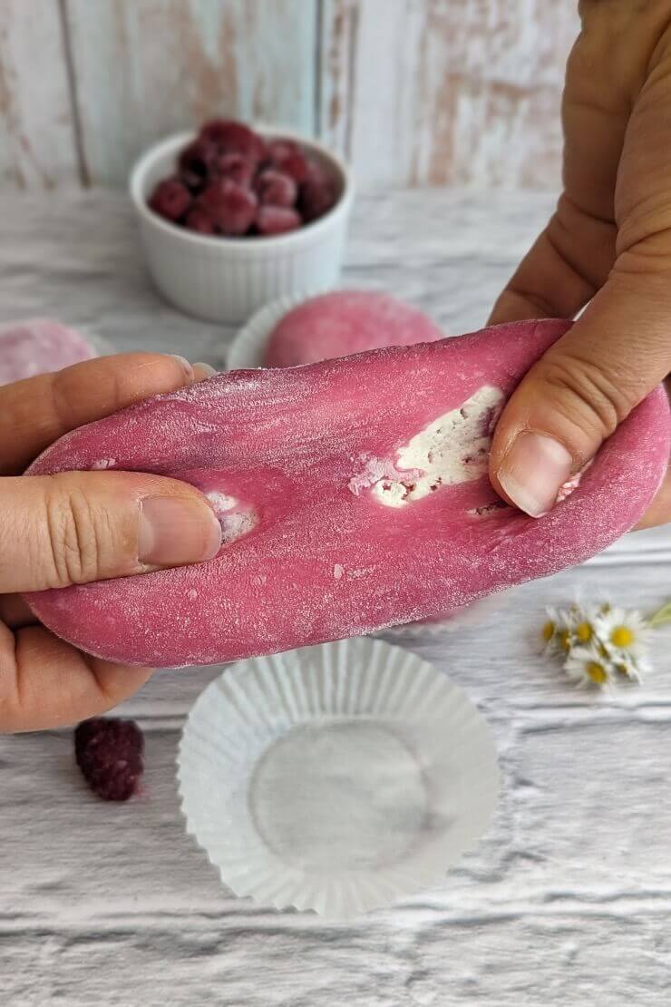 Mochi mit Himbeer-Frischkäse-Füllung