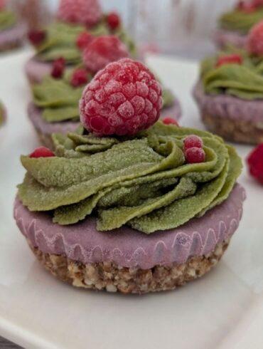 Vegan mini cheesecakes with raspberries and matcha