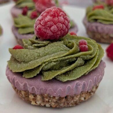 Vegan mini cheesecakes with raspberries and matcha