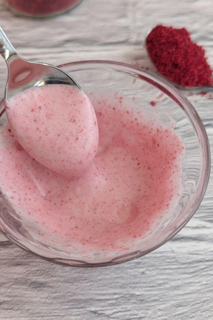 Sugar icing with raspberry powder